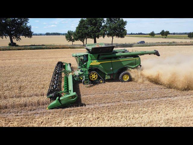 John Deere X9 beim Weizen dreschen im Oderbruch 2022