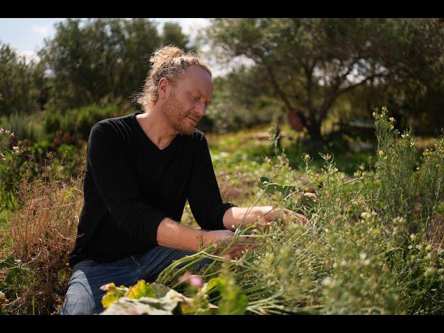 Trailer  Man Grows ALL of his food on 750m2