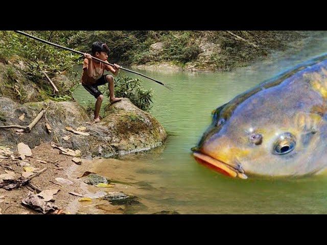 Primitive fish catching skills, an orphan boy caught a 4kg carp to sell