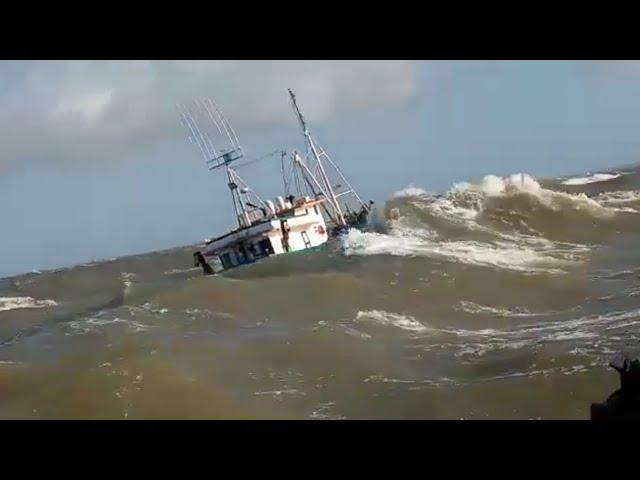 VOCÊ TEM CORAGEM? ENTÃO VEJA O QUE PASSA UM PESCADOR NO MAR