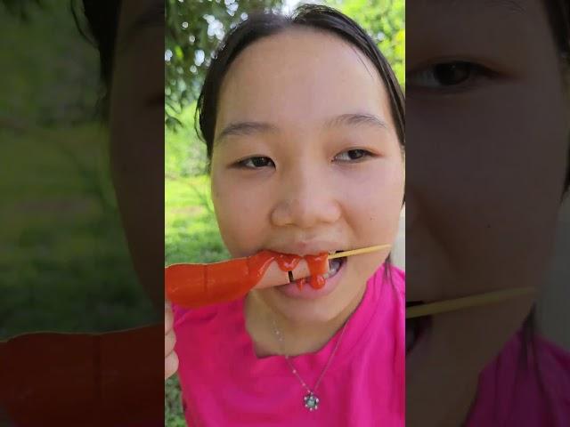 Người mẹ tốt bụng ăn Xúc Xích ,và kem Celano ,ớt cay siêu ngon sự kết hợp hoàn hảo #food #cute