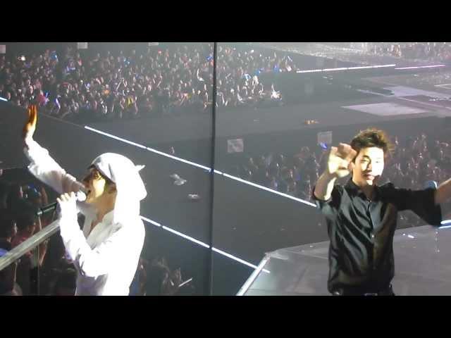 Close up Leader Leeteuk & Maknae Henry giving their thanks.