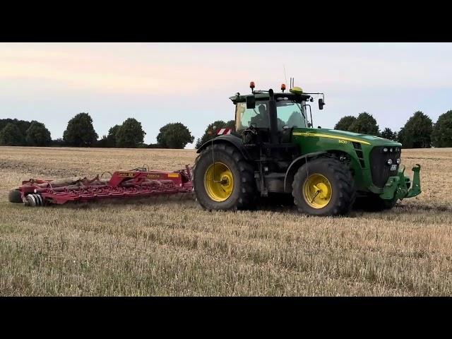 Getreide striegeln mit einem John Deere 8430 und Väderstad Carrier 650 mit Strohstriegel