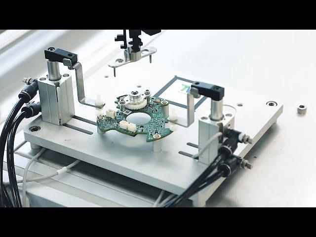 Коллаборативный робот TM Robot размещает SMD-компоненты на печатную плату