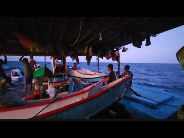 sekarang musim ombak - gelombangnya tinggi - inilah kebersamaan kami nelayan rumpon