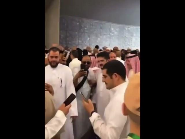 ‏الأمير عبدالعزيز بن فهد حفظه الله .. اثناء رمي الجمرات وتزاحم الناس للسلام عليه،