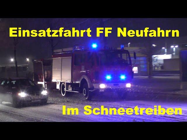 [Schwerer Verkehrsunfall im Schneetreiben] Einsatzfahrt KdoW+LF20+RW2+TLF+VSA Feuerwehr Neufahrn