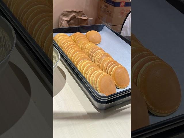 东街口新开了一家铜锣烧店