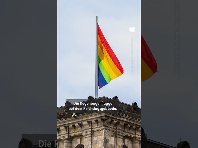 Die Regenbogenflagge weht heute wieder auf dem Reichstagsgebäude. Ein Blick hinter die Kulissen.