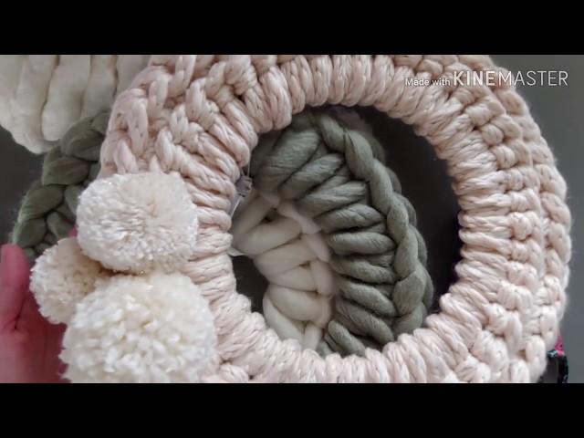 How to Make Chunky Crochet Wreaths // DIY Tutorial