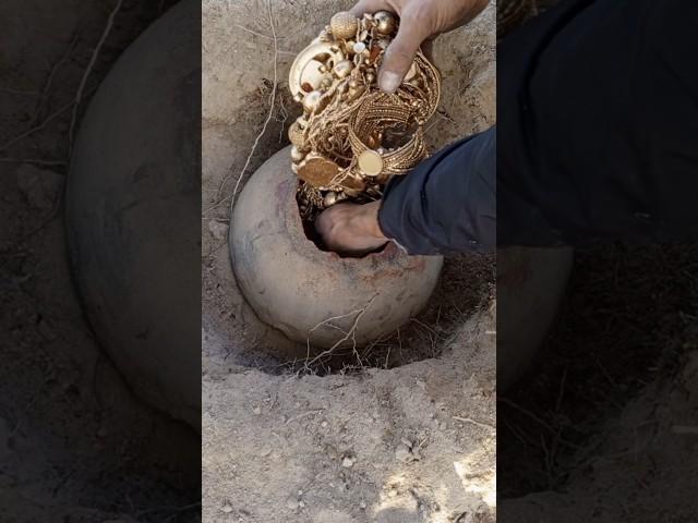 treasure hunter// chest of gold // كنوز ودفائن // العثور على جرة ذهب مباشر #adventure #tresure #gold