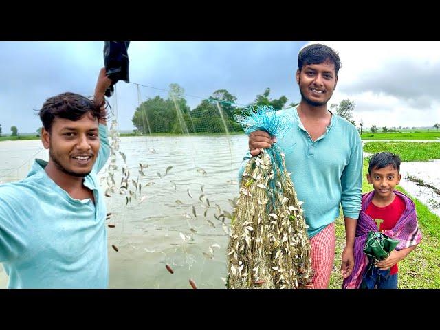 বর্ষার বৃষ্টিতে মাঠে জাল পেতে আজ রেকর্ড পরিমানে মাছ পেলাম।। Rainy day village fishing vlog ।।