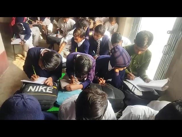 bacho ko padhate huye.