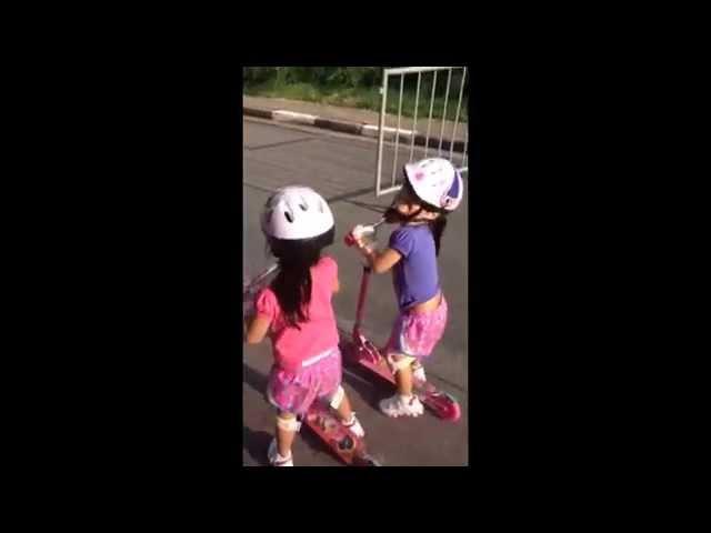 ANDANDO DE PATINETE PARQUE VILLA LOBOS - Gêmeas Japonesas 4 anos