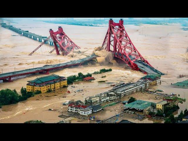 Footage of bridge destruction in China! A giant stream of water hit Shangluo, debris everywhere