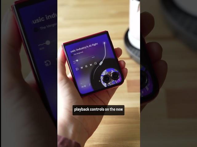 Take a look at the cute media playback animations for the new Motorola Razr Plus #shortsfeed