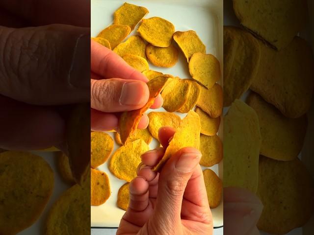 2-INGREDIENT GLUTEN-FREE HOMEMADE CRACKERS with antioxidant activity from turmeric! Easy & tasty!