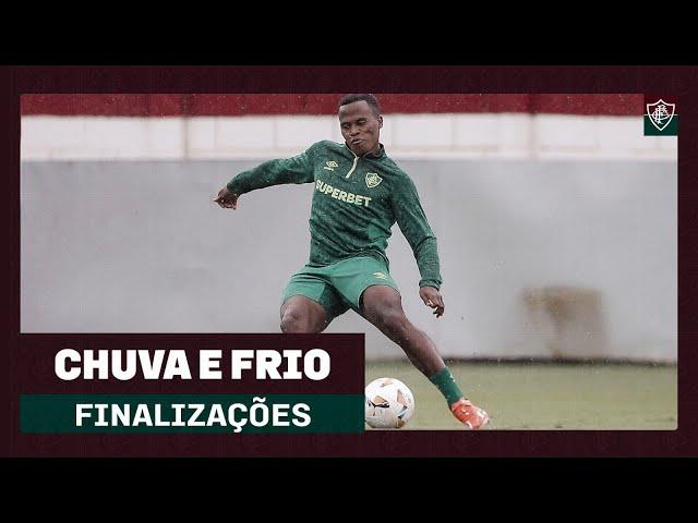 EM DIA DE CHUVA E FRIO, FLUMINENSE TREINA FINALIZAÇÕES NO CT CARLOS CASTILHO