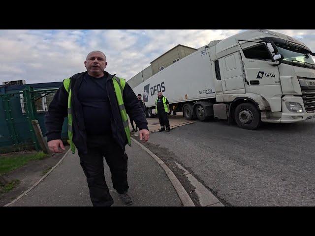 Aggressive Lorry Driver Wants To Fight Citizen Journalist On Public Pavement 