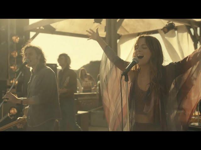 Daisy Jones & The Six - Look At Us Now (Honeycomb) en directo | Prime Video España