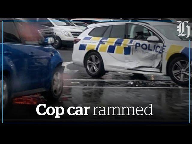 Police car rammed in downtown Auckland | nzherald.co.nz