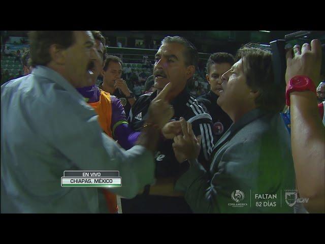 A punto de llegar a los golpes Ricardo La Volpe y Miguel Herrera en el Jaguares vs Tijuana