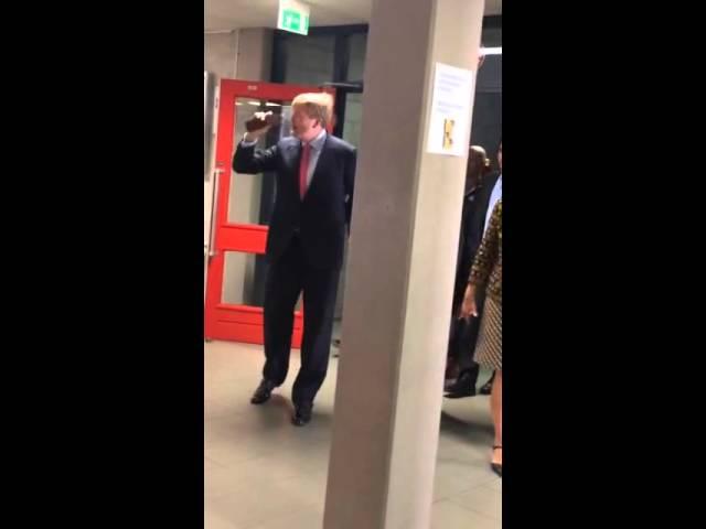 Koning Willem-Alexander steekt tong uit naar leerlingen