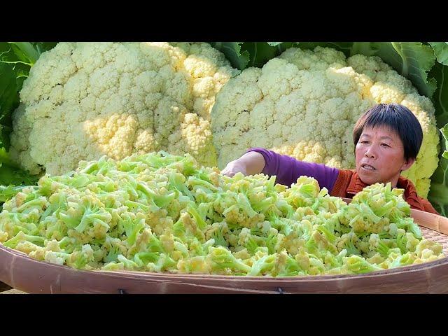 The cauliflower in the field, grandma steamed and dried, and stewed with bacon in a pot