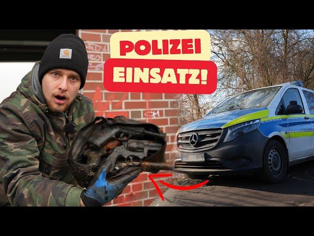 POLICE CALLED because of BAG full of WEAPONS!! / Magnet fishing with Gebrüder Lange