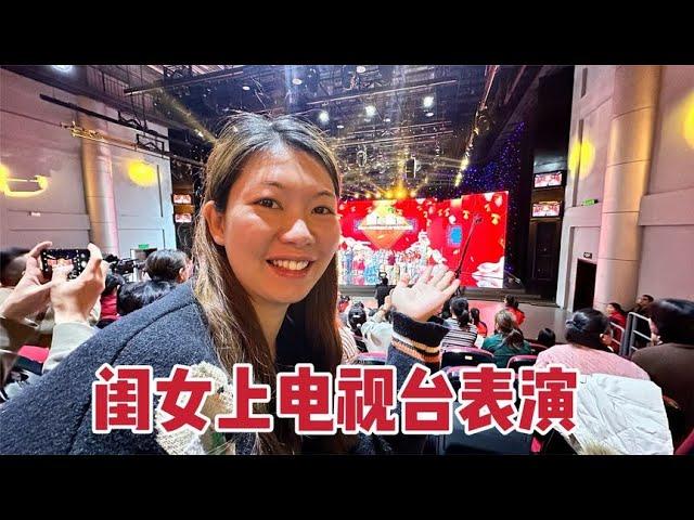 闺女上电视台春晚去表演节目，上台紧张的跑错位置，又可爱又搞笑