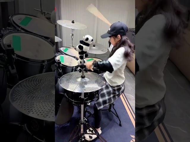 会架子鼓的女孩总是讨人喜欢 这首永不过时的旋律非常好听的一首经典歌曲《北国之春》！叔叔阿姨能给宣宝点点小爱心吗？#北国之春 #架子鼓 #宣颐架子鼓 #宣宝 #一起学打鼓
