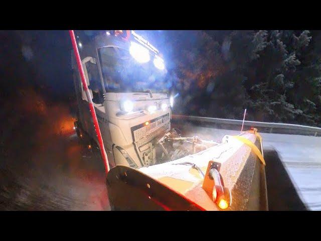 Brøyting med lastebil Volvo Fh540 på norske vei. Plowing Snow with truck on norwegian roads.