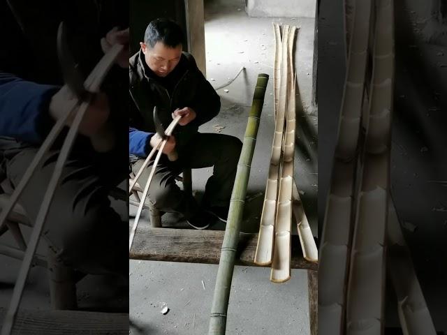 The knife turns bamboo into bamboo strips