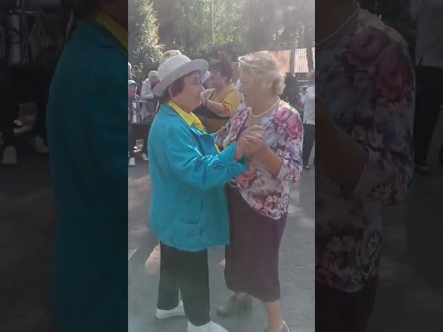 15.06.2025. Веселая вечеринка в парке Гомеля. Браво Валерию и всем танцующим!