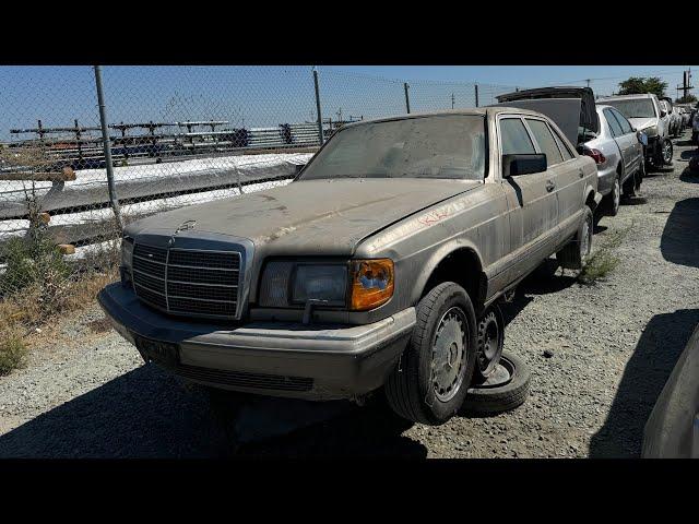 1988 Mercedes-Benz W126 at Junkyard with PERFECT leather seats