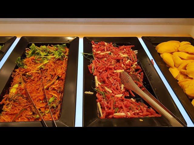 쿠우쿠우 스시롤과 샐러드바 Sushi and salad bars