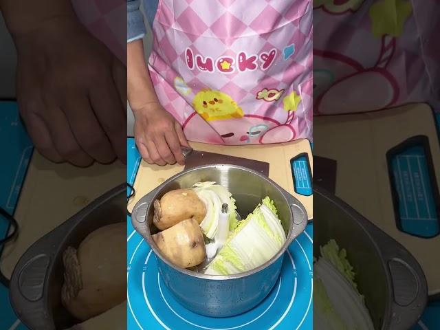 I use an electric storm knife to cut lotus root and cabbage