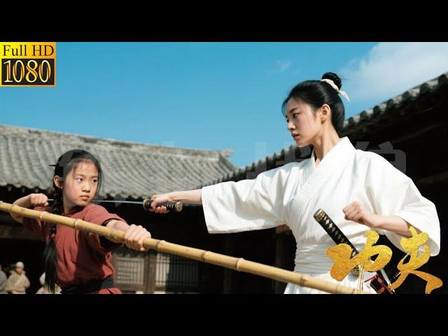 Japanese female samurai mocks Chinese martial arts, defeated by a Chinese girl with a bamboo stick!