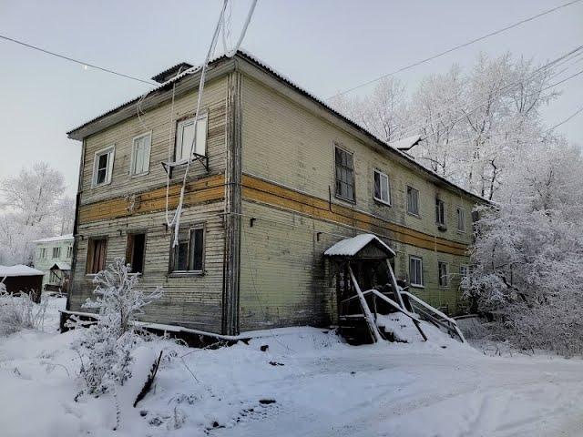 В заброшенном доме морозным утром, дом сошёл со свай