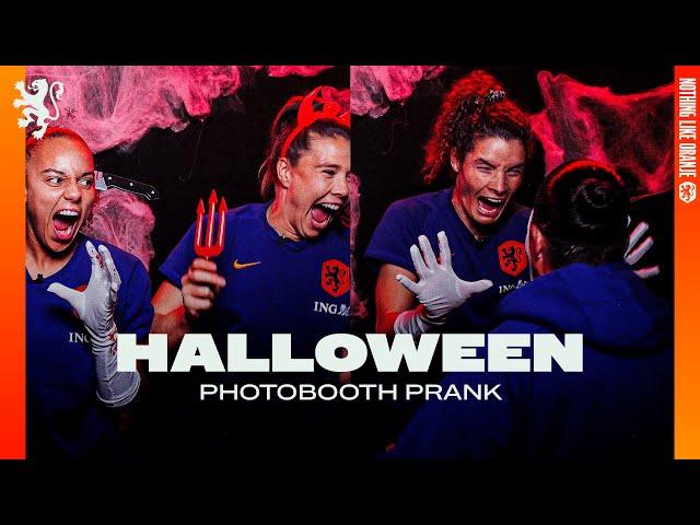  HILARIOUS HALLOWEEN PRANK : Sherida Spitse scares teammates in Photobooth! 