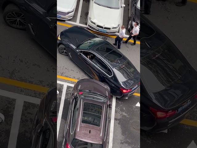 I’ve seen a beautiful woman reversing a car so smoothly, her skills are good#shorts#parking