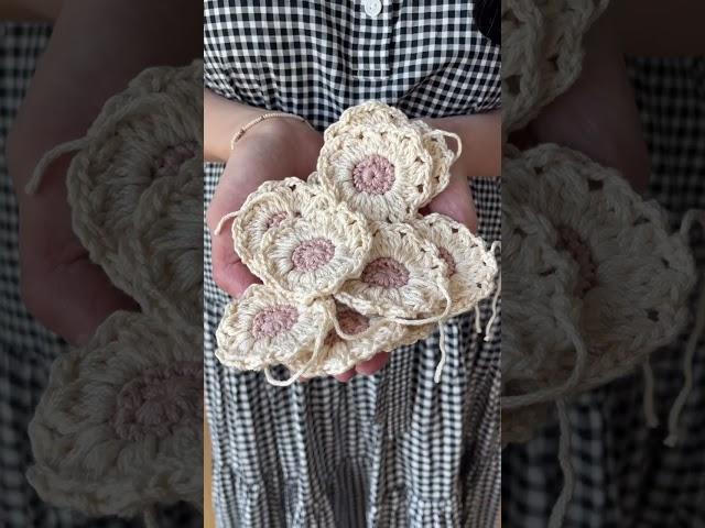 Daisies with pretty pink centers 🩷#crochetdaisy #247cotton #crochetdesigner