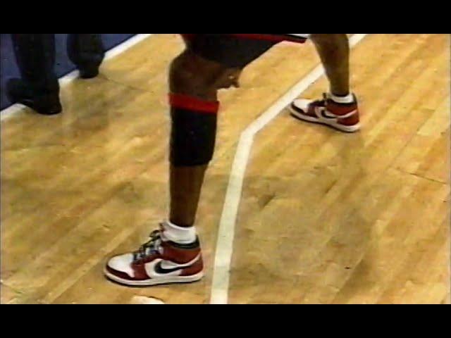 1998 Chicago Bulls vs New York Knicks. MJ wears original '85 Air Jordans