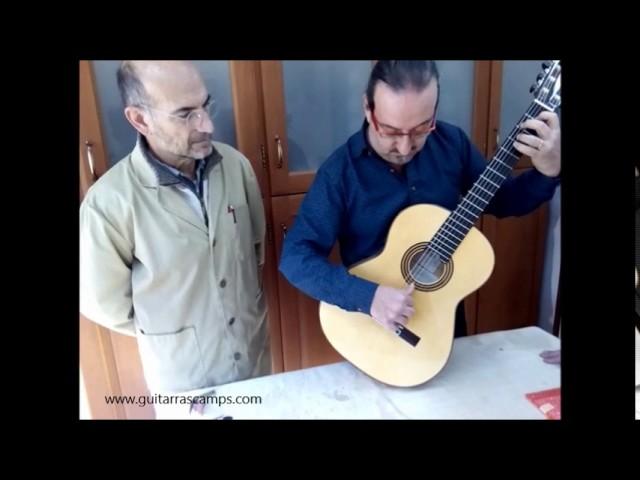 Manuel Granados en la guitarrería Hermanos Camps (2) · El ciprés en las guitarras flamencas