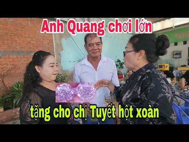 Quá bất ngờ với anh Quang cưới chi Tuyết  tặng  1 đeo bông hột xoàn #tiensongnuoc