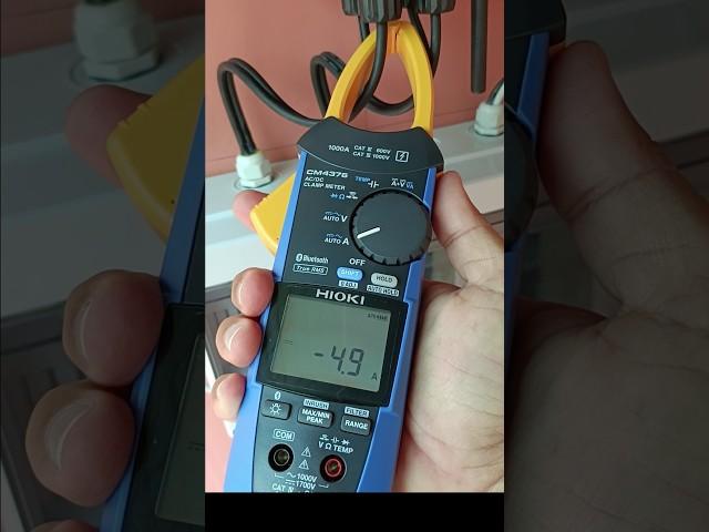 Advantage of slim jaw Hioki 4376 clamp meter- Testing DC current of solar plant inverter