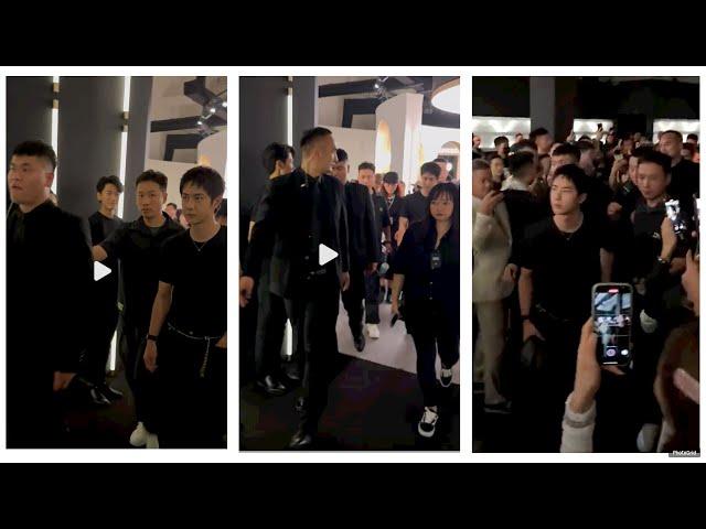 Wang Yibo was heavily guarded by six bodyguards, the entire crowd watching his every move.