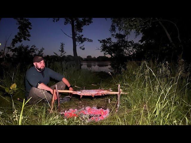 OVERNIGHT ON A DESERT ISLAND. COOKING PIKE ON A CAMPFIRE / BUSHCRAFT SURVIVAL