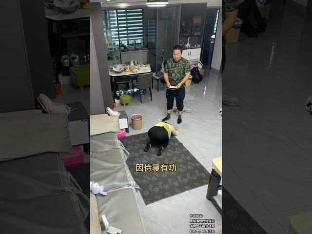 这是老公每个月的巅峰时刻，不能扫了他的兴，配合一下他#夫妻日常搞笑 #上热门 #发工资 #男人不容易 #佛说视频#劇情#生活#shorts