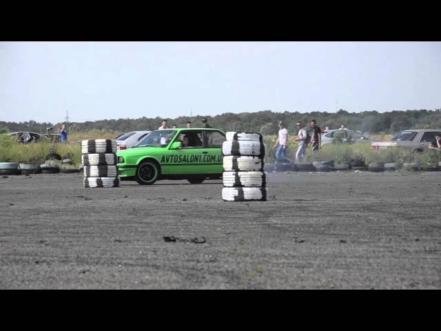 girls on BMW e30 burnout